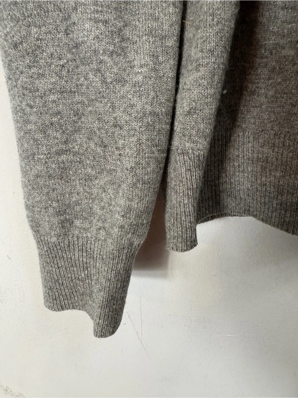 J Crew Size Medium Slim Fit 100% Italian Cashmere Gray V-Neck Sweater Preppy